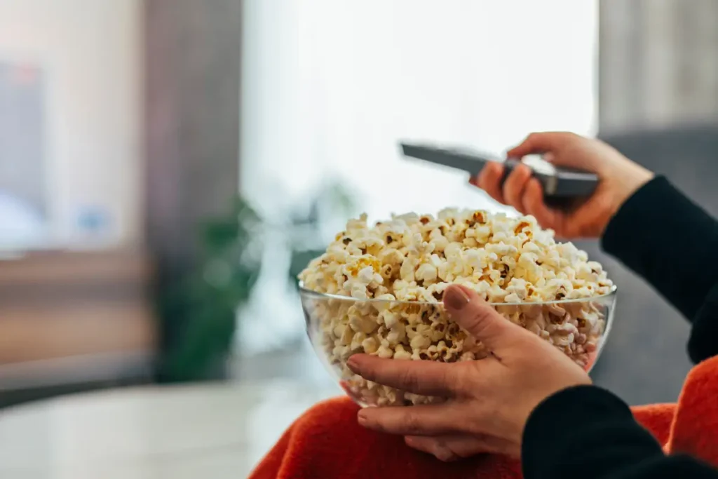 Filmes de patricinhas: Mulher com balde de pipoca na mão