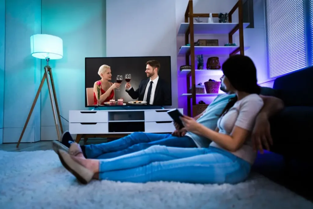 TV por assinatura qual a melhor: Mulher com esposo escolhendo a melhor TV por assinatura sky