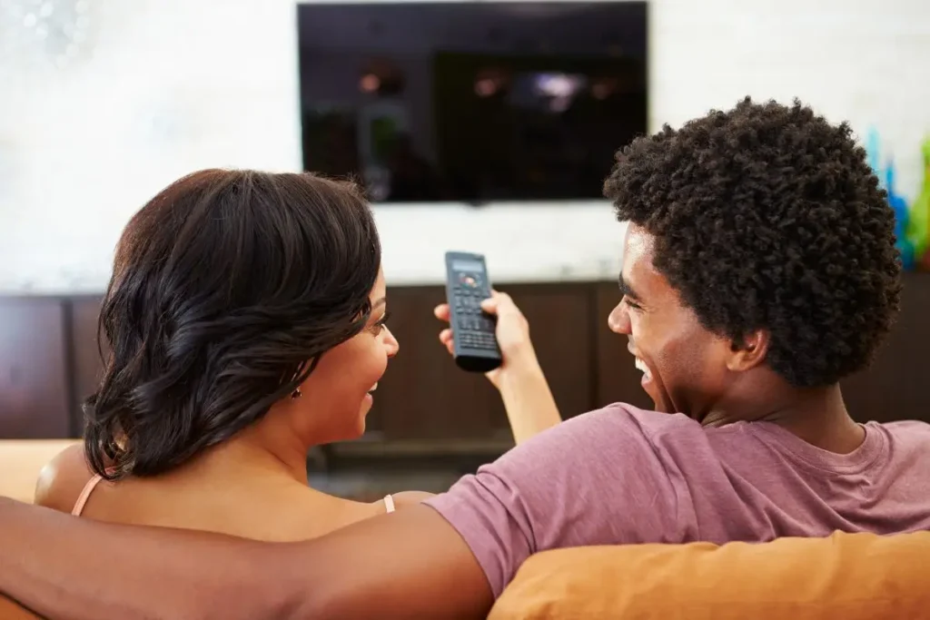 TV por assinatura qual a melhor: Casal assistindo a melhor TV por assinatura sky