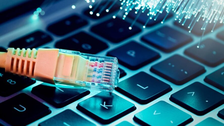 Qual a diferença de fibra óptica para internet normal?