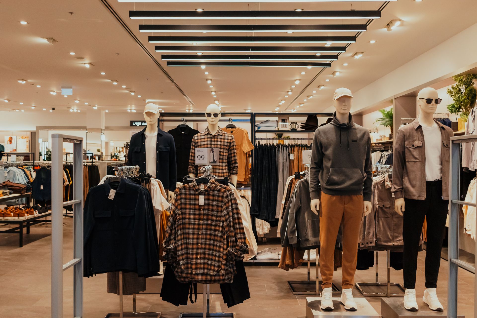 Como usar camisa masculina por dentro ou por fora da calça